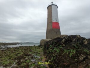 Phare de La Corne à marée basse coefficient 109