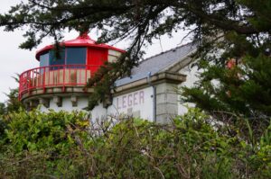 Vue du phare depuis le chemin côtier