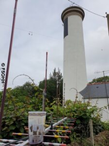 Phare de Kerjean et antenne satellite Phare de Kerjean et antenne satellite