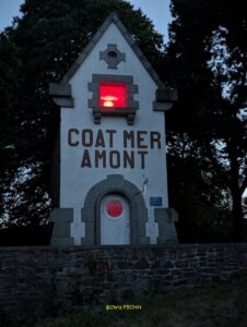 Coatmer amont de nuit et sa lampe rouge Coatmer amont de nuit et sa lampe rouge