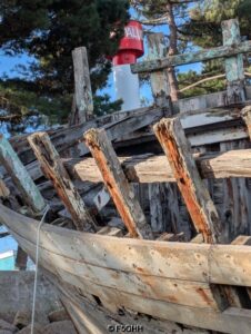 Feu de Kerpalud alignement au 262°2 et cimetière à bateaux Feu de Kerpalud alignement au 262°2 et cimetière à bateaux