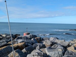 Elle disparait derrière les enrochements Elle disparait derrière les enrochements