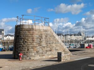 Ancien musoir de la jetée du Tourlandroux Ancien musoir de la jetée du Tourlandroux